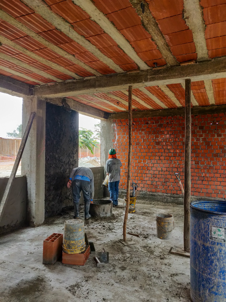 Mason putting stucco on the wall