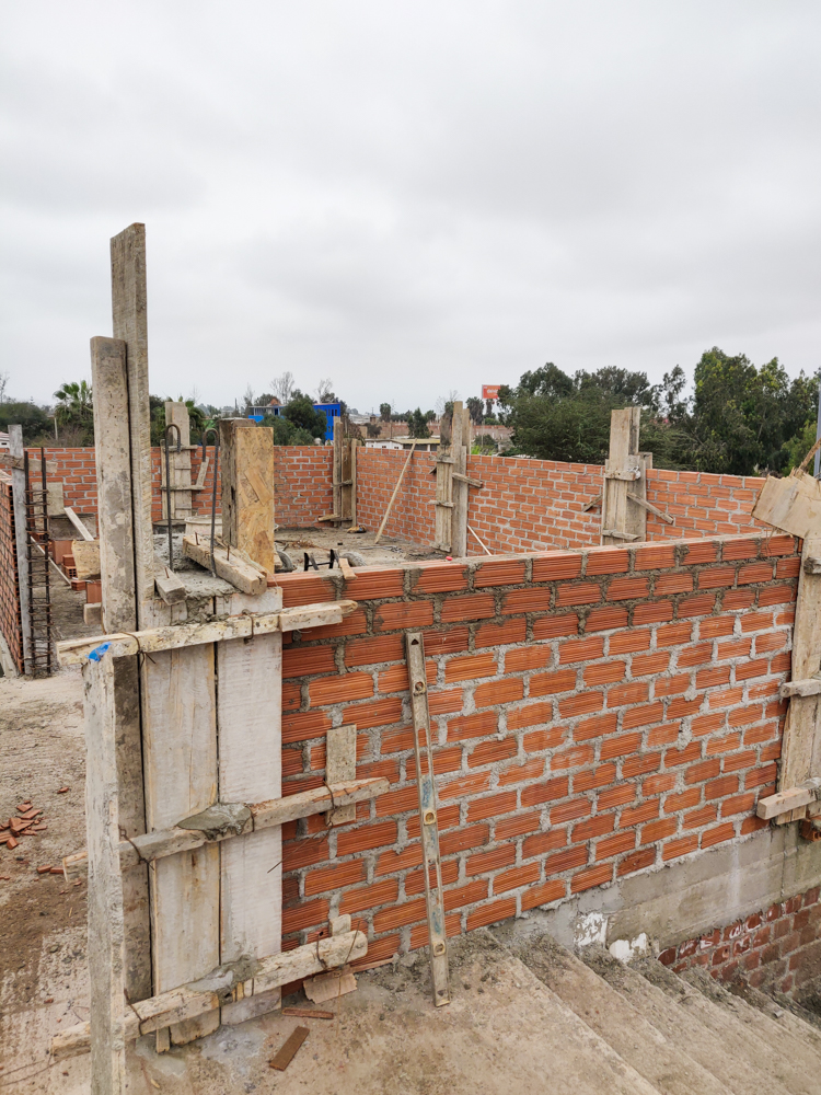 Parapet wall with columns